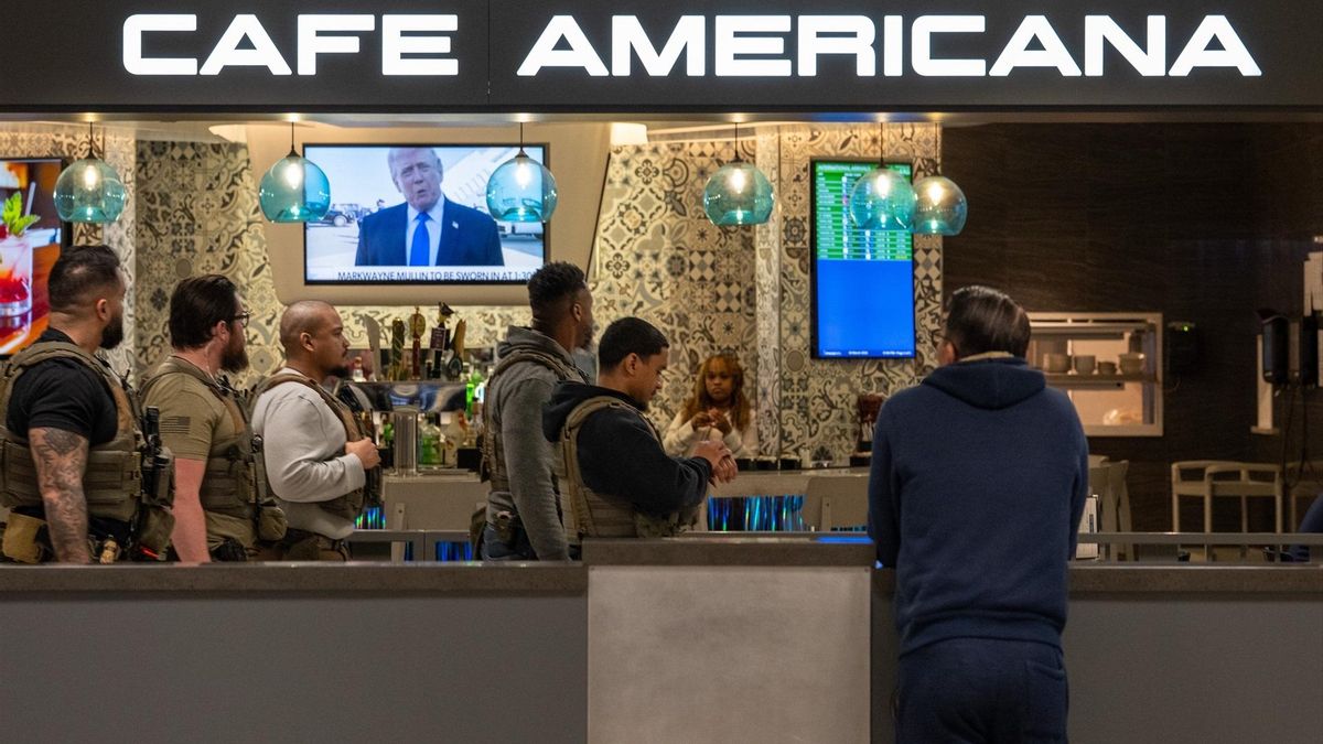 Agentes del ICE observan a Donald Trump en la pantalla de un café en el aeropuerto de Dulles, en Washington