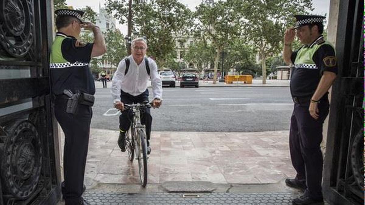 Ribó se desplaza al ayuntamiento en bici en su primer día como alcalde