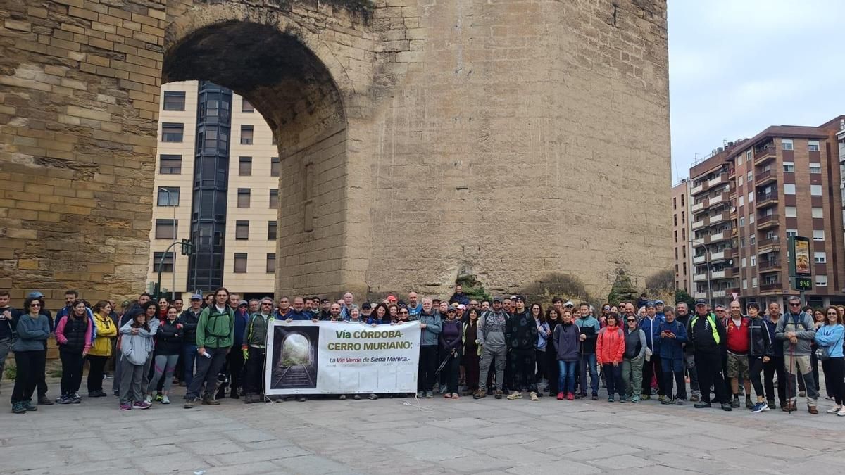 Participantes en la marcha por la Vía Verde de Cerro Muriano.