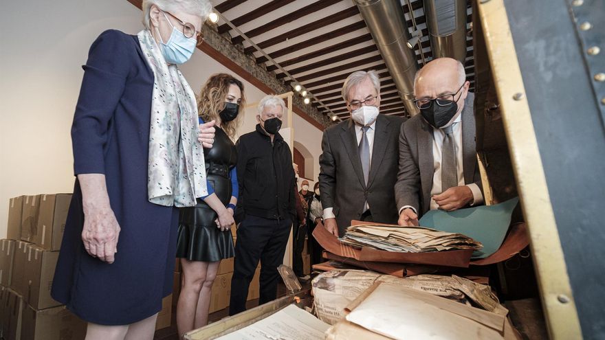 El presidente del Cabildo de Gran Canaria, Antonio Morales (derecha), contempla algunos de los ejemplares de la colección de Juan Negrín