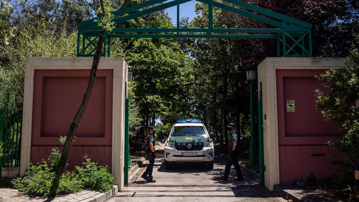 Un vehículo y varios agentes de la Guardia Civil vigilan en las inmediaciones del domicilio del productor de televisión José Luis Moreno el día de su detención, a 29 de junio de 2021, en Boadilla del Monte, Madrid (España).