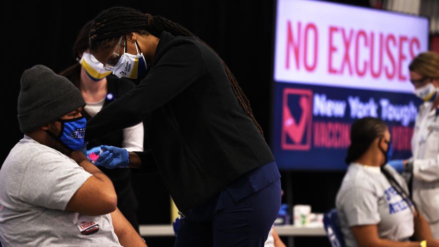 California es el estado más golpeado por la pandemia con 60.971 muertos, seguido por Nueva York (51.537), Texas (49.562), Florida (34.404), Pensilvania (25.644 ), Nueva Jersey (25.134) e Illinois (23.945). EFE/Michael M. Santiago/Archivo