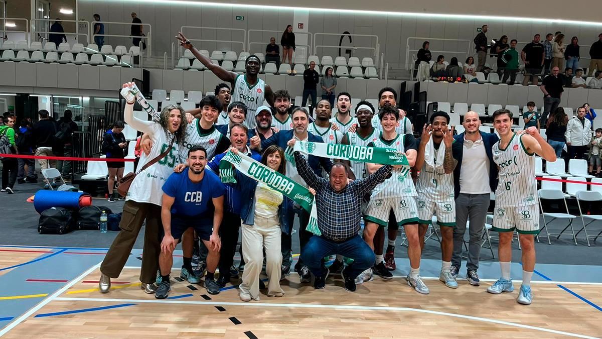 La plantilla del Coto Córdoba celebra la victoria.