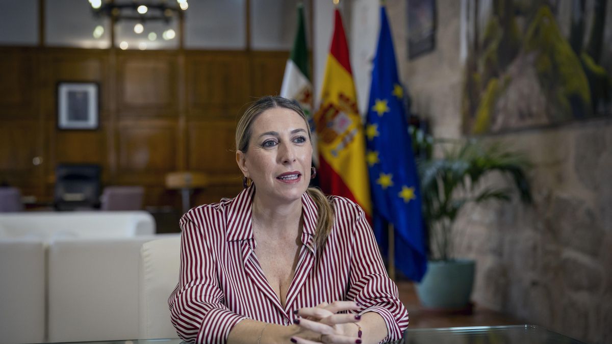 La presidenta de la Junta de Extremadura, María Guardiola, durante una entrevista con la Agencia EFE