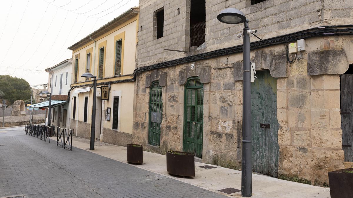 Tramo del carrer Major vigilado por cuatro cámaras, varias de ellas orientadas hacia las mesas de los bares L’Escargot y Can Topa.