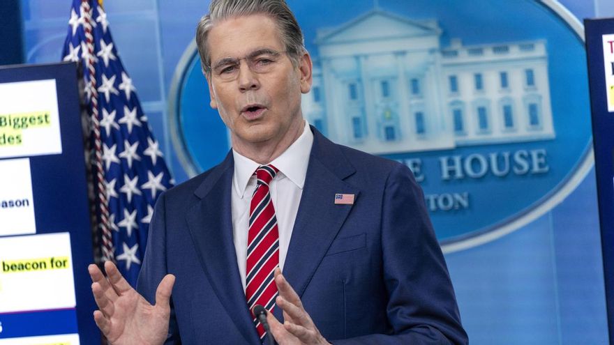 El secretario del Tesoro de Estados Unidos, Scott Bessent, responde a una pregunta de los medios durante una rueda de prensa en la Casa Blanca en Washington.