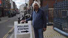 Azmal Hussain, conocido en Brick Lane como "el rey del curry", no puede votar porque aún conserva la nacionalidad de Bangladesh. Foto: Maruxa Ruiz del Árbol.
