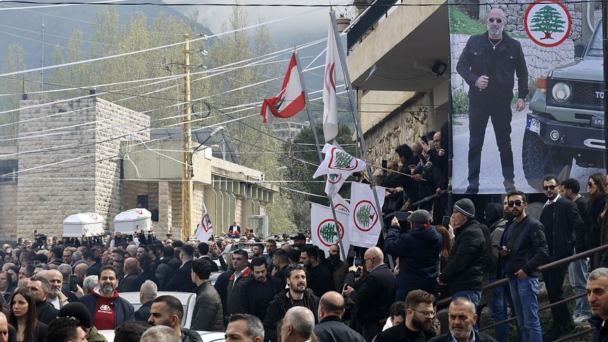 Los dolientes portan los ataúdes del fallecido dirigente cristiano del partido Fuerzas Libanesas, Pierre Mouawad, y su esposa Flavia durante una procesión fúnebre en la aldea de Yahchouch, al norte de Beirut, Líbano, el 7 de abril de 2026. Pierre Mouawad, jefe del centro de las Fuerzas Libanesas (FL) en Yahchouch, y su esposa Flavia murieron el 5 de abril tras un ataque israelí que impactó su edificio de apartamentos en la ciudad cristiana de Ain Saadeh.. (Líbano) EFE/EPA/WAEL HAMZEH