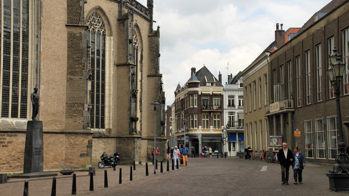Plaza de Grote Kerhof, el corazón de la Deventer medieval.