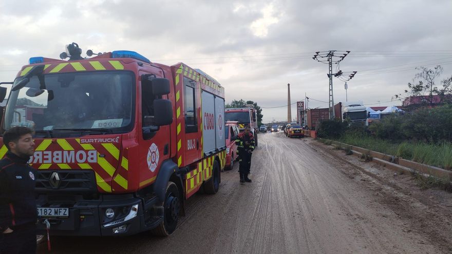 Bomberos de Córdoba evacuan y rastrean un túnel inundado en Alfafar