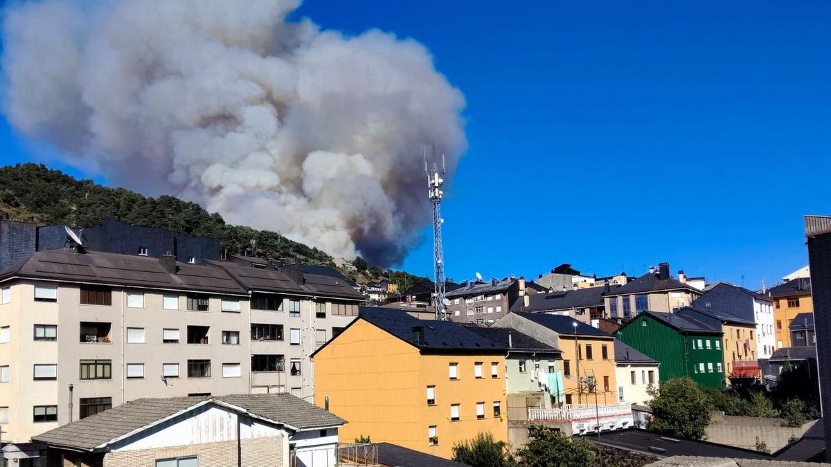 Hasta tres helicópteros y sus brigadas han intervenido de urgencia en el incendio de Sosas, aquí visto desde Villablino.