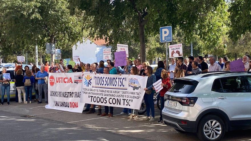Los trabajadores de ambulancias no subrogados se manifiestan ante la Junta, a la que piden soluciones