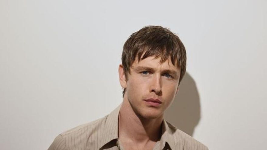 Harris Dickinson debuta en la dirección: "Se supone que la religión es algo amable, pero todos sabemos que no lo es"