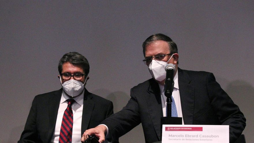 El secretario de Relaciones Exteriores de México, Marcelo Ebrard (d), acompañado del presidente de la Junta de Coordinación Política del Senado, Ricardo Monreal