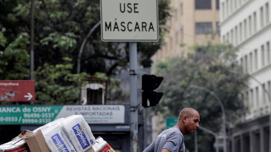 Un hombre camina sin mascarilla por una calle de Río de Janeiro (Brasil)