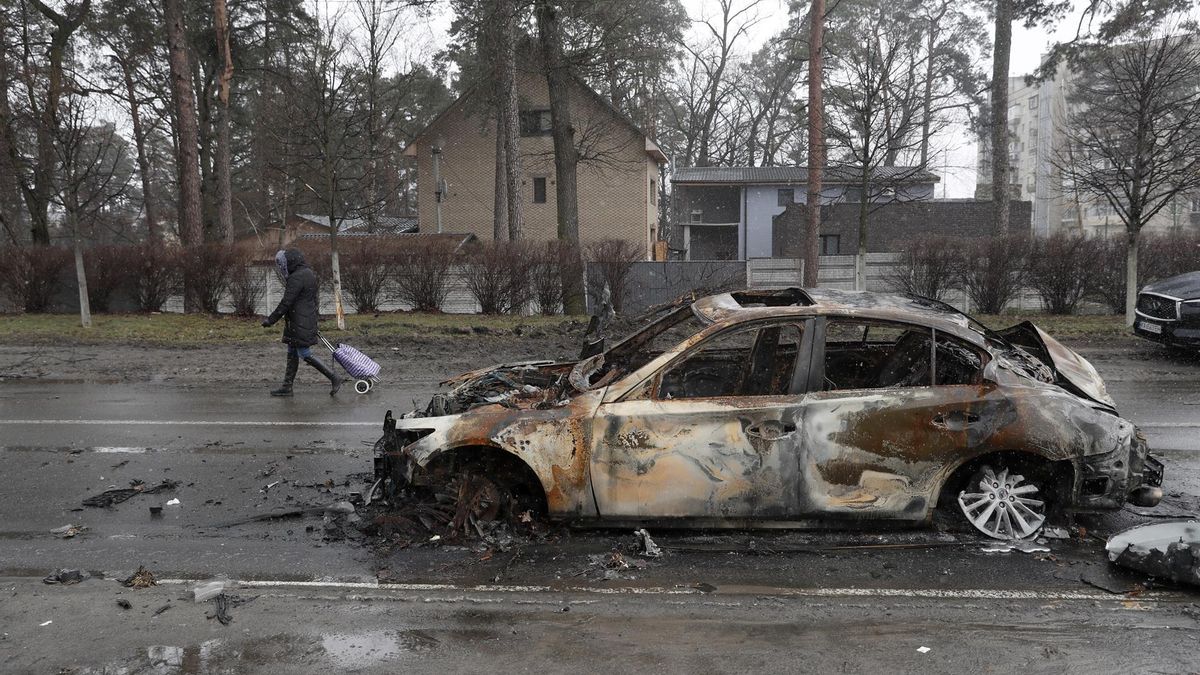 A Ukrainian woman passes destroyed Russian military machinery in the areas recaptured by the Ukrainian army in the city of Bucha, Ukraine, 03 April 2022. Dmitrivka and the area around had recently been recaptured by the Ukrainian army from Russian forces. On 24 February, Russian troops had entered Ukrainian territory in what the Russian president declared a 'special military operation', resulting in fighting and destruction in the country, a huge flow of refugees, and multiple sanctions against Russia (Rusia, Ucrania)