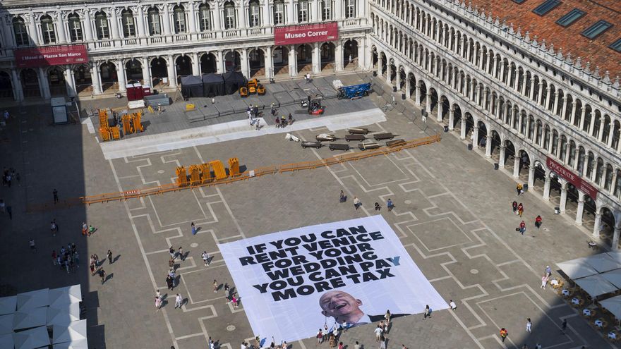 Aparece una enorme pancarta en Venecia contra Jeff Bezos: "Si puedes alquilar la ciudad para tu boda, puedes pagar más impuestos"