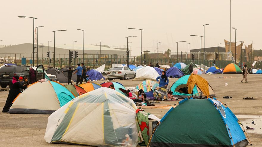 Residentes desplazados que huyen de los ataques aéreos israelíes en los suburbios del sur de Beirut y el sur del Líbano se sientan en tiendas de campaña mientras una tormenta de arena azota Beirut, Líbano, 14 de marzo de 2026.