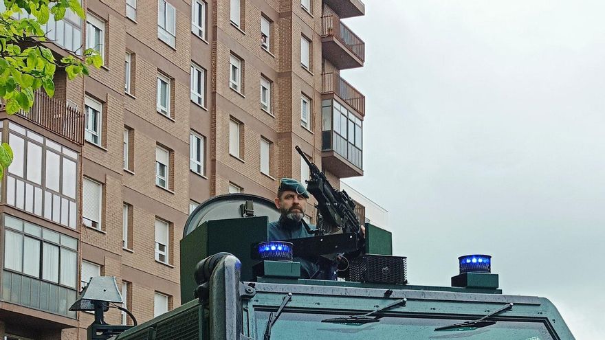 La Guardia Civil desfila en la calle por vez primera en Euskadi y explica que tiene 2.500 efectivos