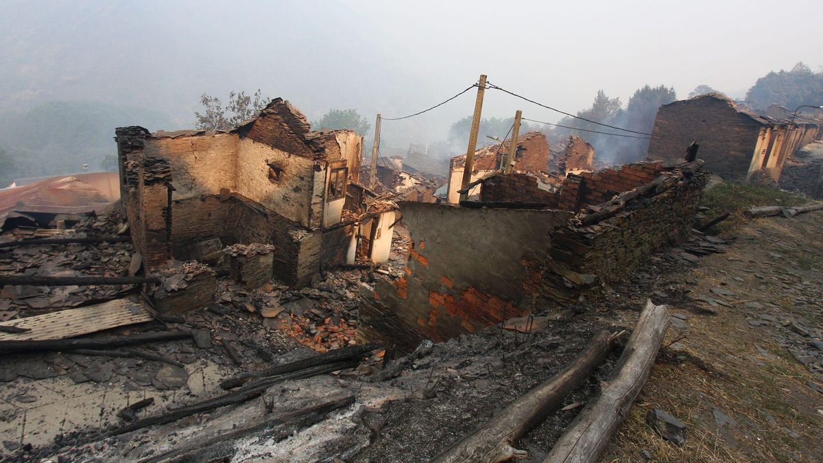 Las llamas calcinan el pueblo de Lusío en El Bierzo