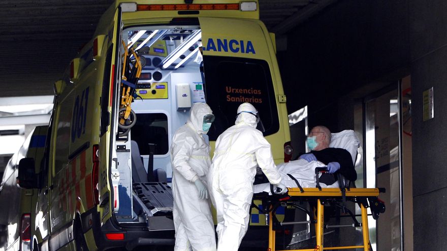 Una ambulancia con un paciente llega al complejo hospitalario Arquitecto Marcide de Ferrol CHUF. EFE/Kiko Delgado/Archivo