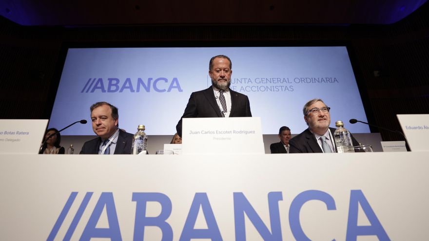 El presidente de Abanca, Juan Carlos Escotet (c), acompañado del consejero delegado, Francisco Botas (i), y parte del consejo de administración de la entidad financiera, este lunes durante la Junta general de accionistas ordinaria del banco en A Coruña. EFE/Cabalar
