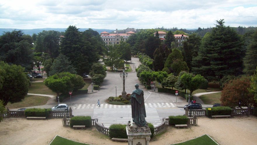 La Xunta apunta a los universitarios como responsables del aumento de contagios de COVID en Santiago pese a que los datos de la universidad lo desmienten