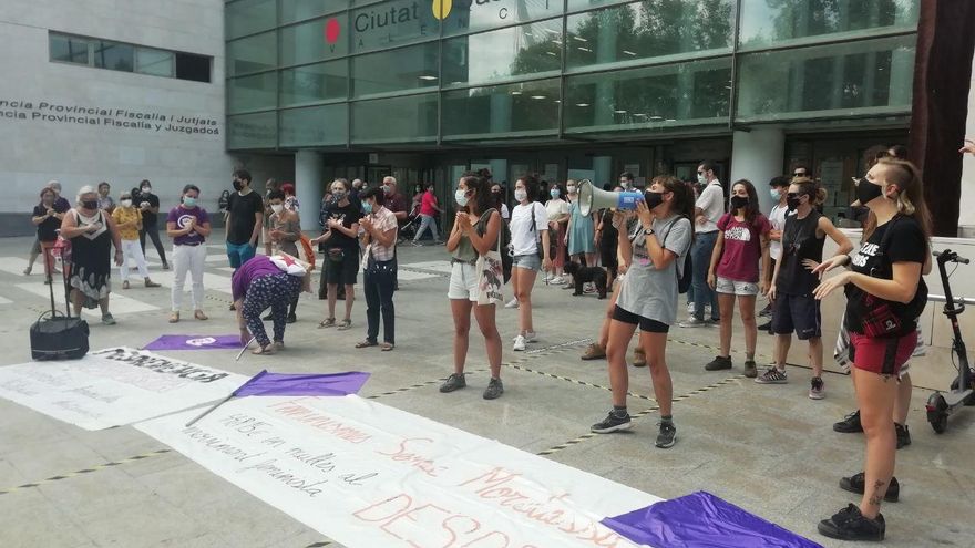 Decenas de activistas frente a la Ciudad de la Justicia de València, este martes.