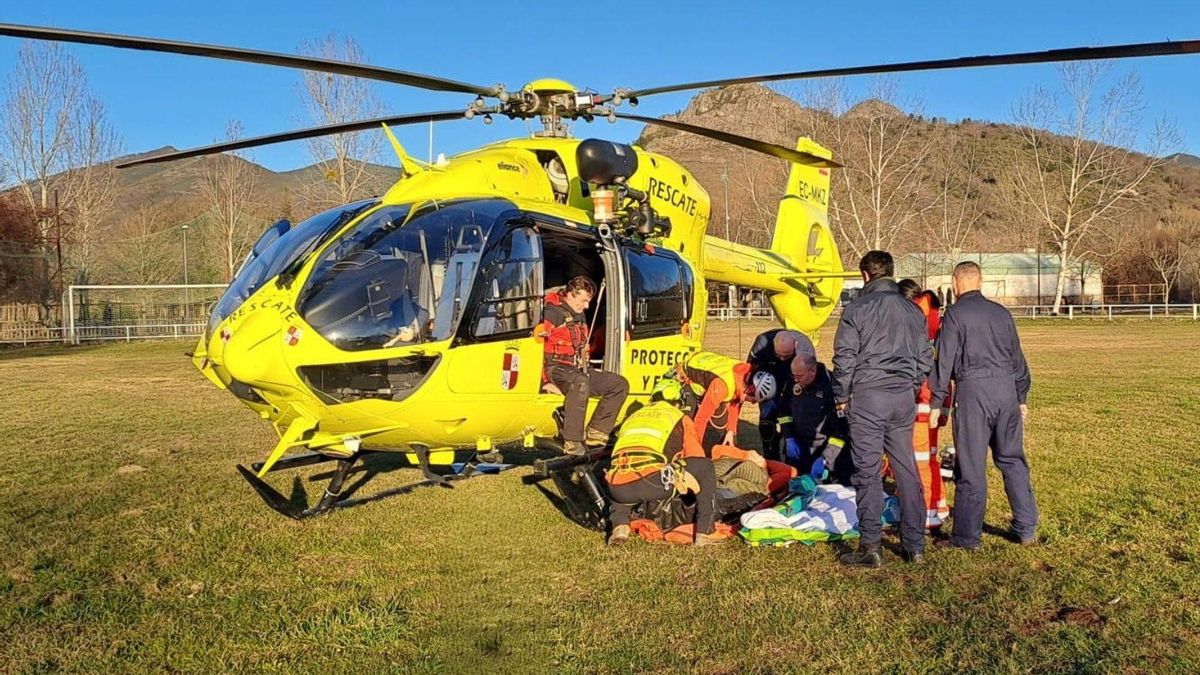 El piloto de parapente herido al ser rescatado por un helicóptero en Valdepiélago.