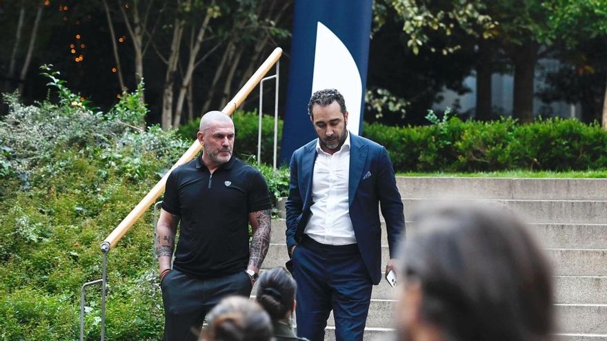 El empresario Víctor de Aldama (d) y el líder de Desokupa, Daniel Esteve (i), a su llegada a la presentación del exportavoz de Vox, Iván Espinosa de los Monteros de su nuevo ‘think tank’ ‘Atenea’, a 25 de septiembre de 2025, en Madrid (España).