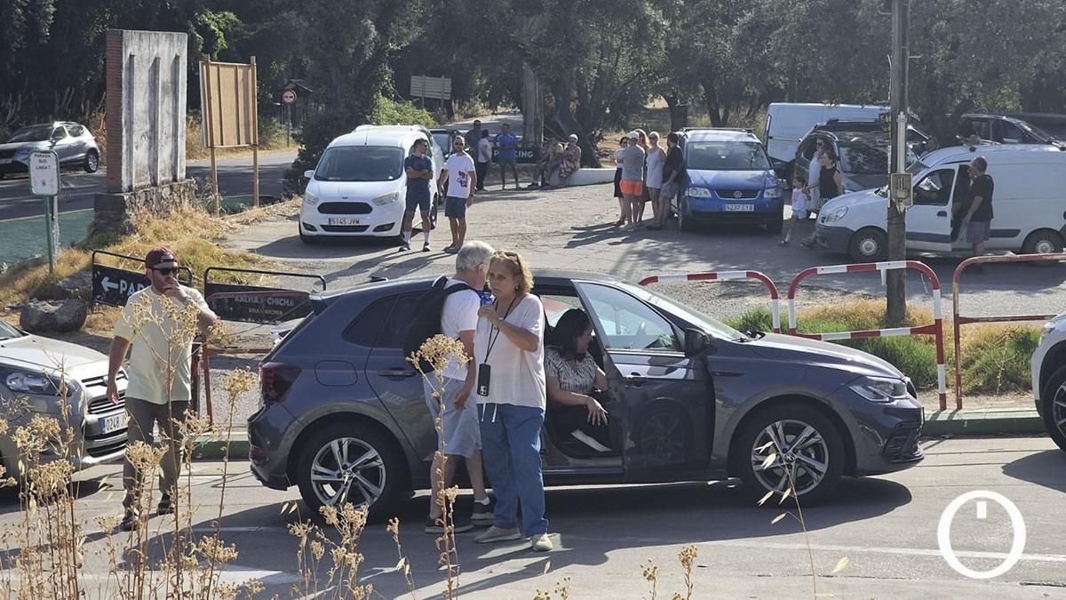 Vecinos desalojados de la parcelación El Jardinito en la gasolinera de Trassierra