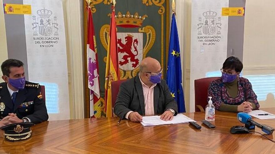 Momento de la firma con la alcaldesa de San Andrés del Rabanedo, Camino Cabañas.