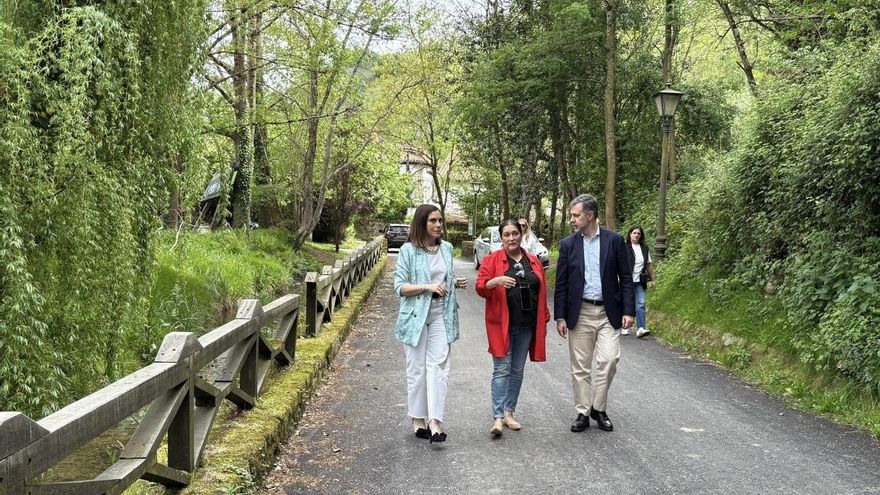 El consejero de Turismo, Luís Martínez Abad, la alcaldesa de Cabuerniga, Rosa Fernández, y la directora de Turismo, María Saiz, en la visita a la 'Ruta de las mieses' en dicho municipio