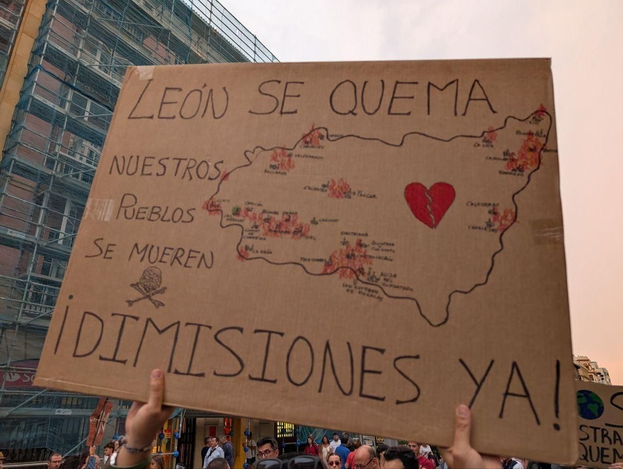 Las pancartas de la indignación en León por los mayores incendios forestales de la historia