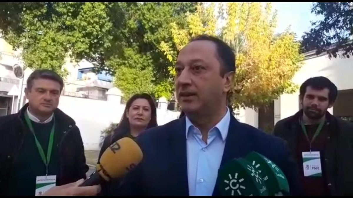 Identificadas dos personas por leer un manifiesto en un colegio electoral en el Distrito Chana de Granada