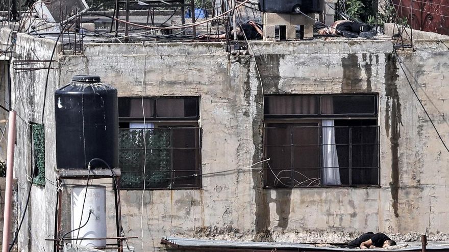 El ejército israelí lanza los cuerpos de varios palestinos muertos desde una azotea en Cisjordania