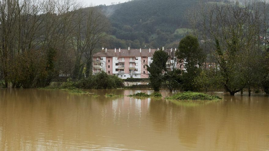 El río Ansón con el caudal muy alto a su paso por Ampuero, a 29 de noviembre de 2021, en Ampuero, Cantabria, (España).