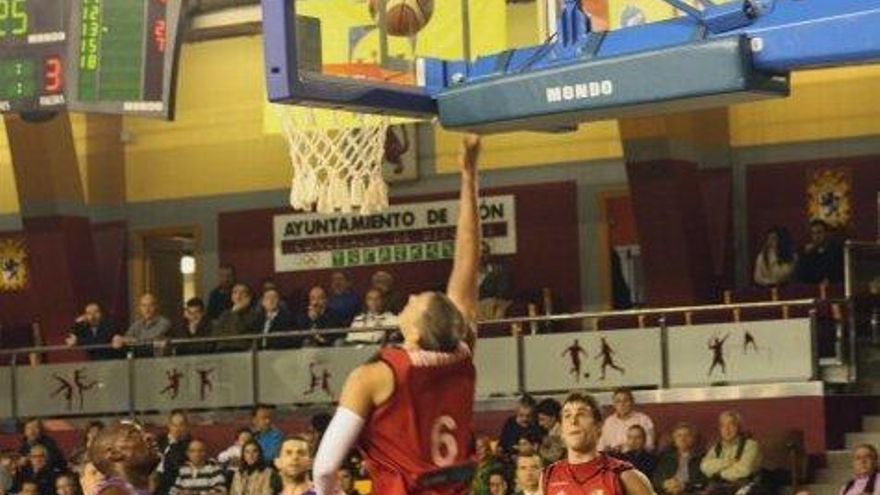 Mortellaro anotando debajo de canasta