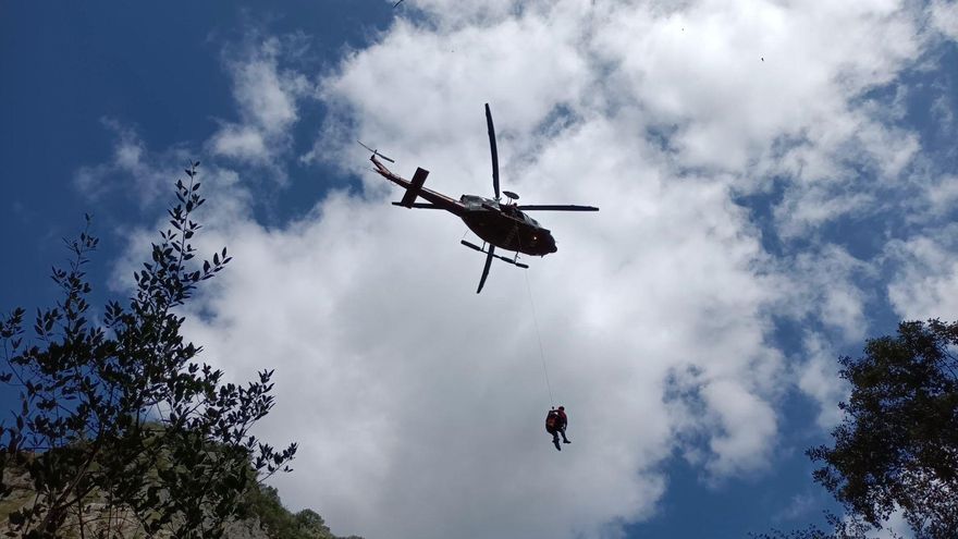 El 112 movilizó 31 rescates en julio en Cantabria, un 40% más y la mitad en montaña