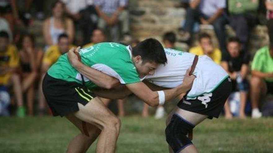 Dos luchadores se agarran por el cinturón al comienzo del combate durante un corro de lucha leonesa en Riaño. Foto: Eduardo Margareto / Ical