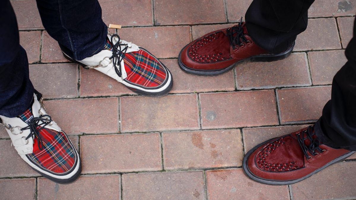 Zapatos de Jam Albarracín (izqda) y Miguel Tébar A. (dcha)
