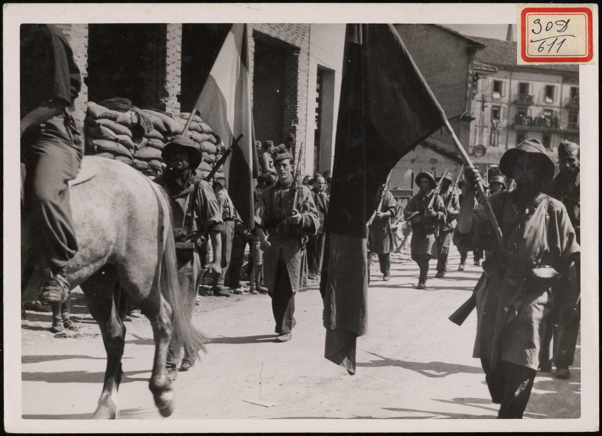 "Desfile de las tropas en Torrelavega". 24 de agosto de 1937.