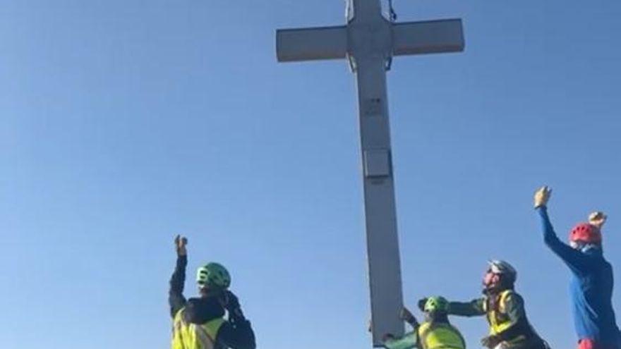 La cruz del Aneto vuelve en helicóptero al pico más alto del Pirineo tras ser restaurada