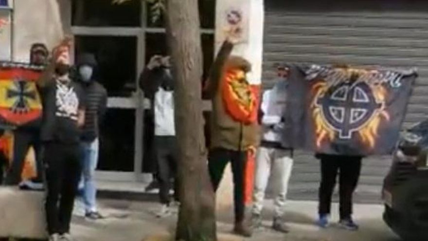 Imagen de los ultras que han insultado a Rufián.