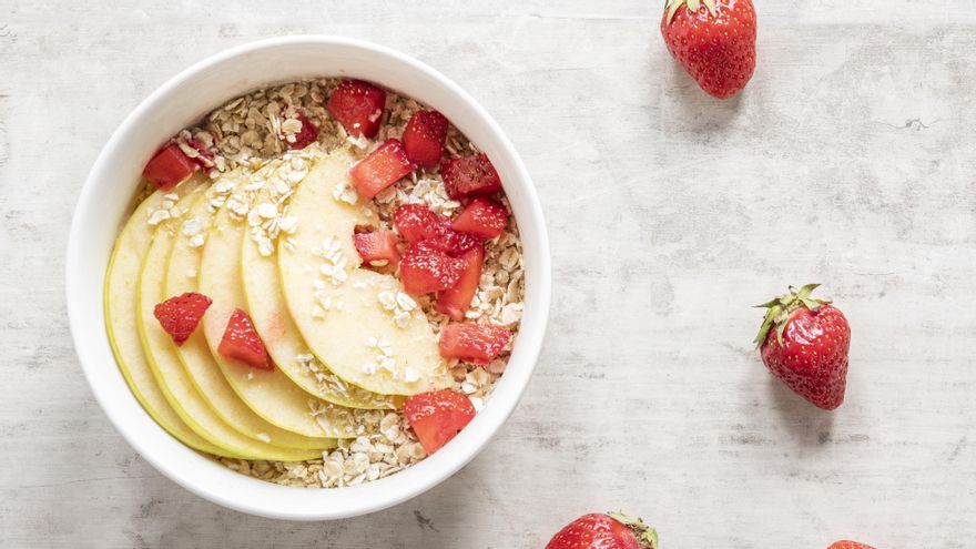 Bowl con avena, fresas y manzana