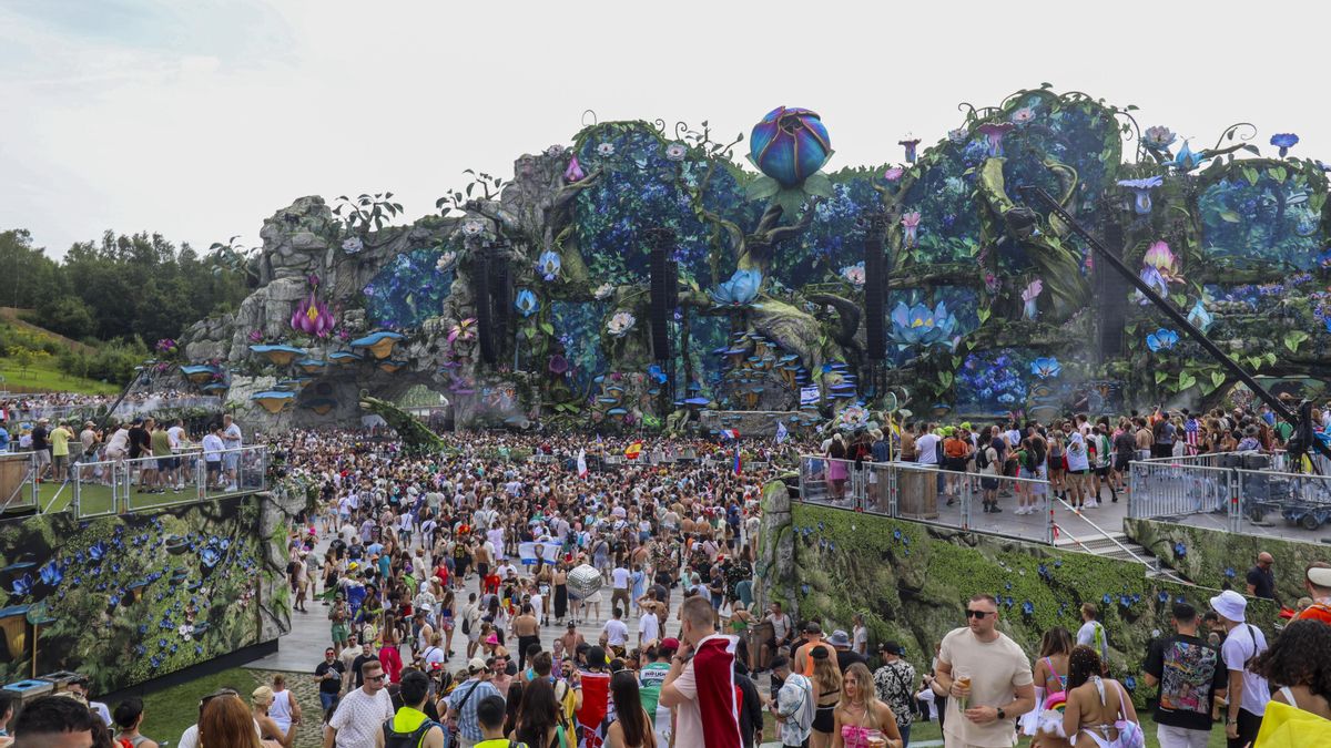 Asistentes de Tomorrowland disfrutan en la edición 2024 del festival 