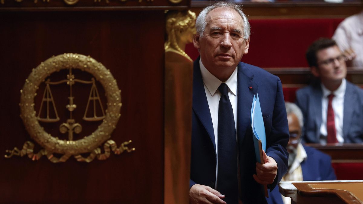 El primer ministro francés, François Bayrou, sube a la tribuna durante la cuestión de confianza en la Asamblea Nacional francesa.