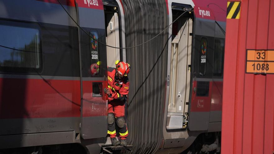 Un agente de la Unidad Militar de Emergencias (UME) trabaja en uno de los vagones del tren Iryo que descarriló, a 20 de enero de 2026