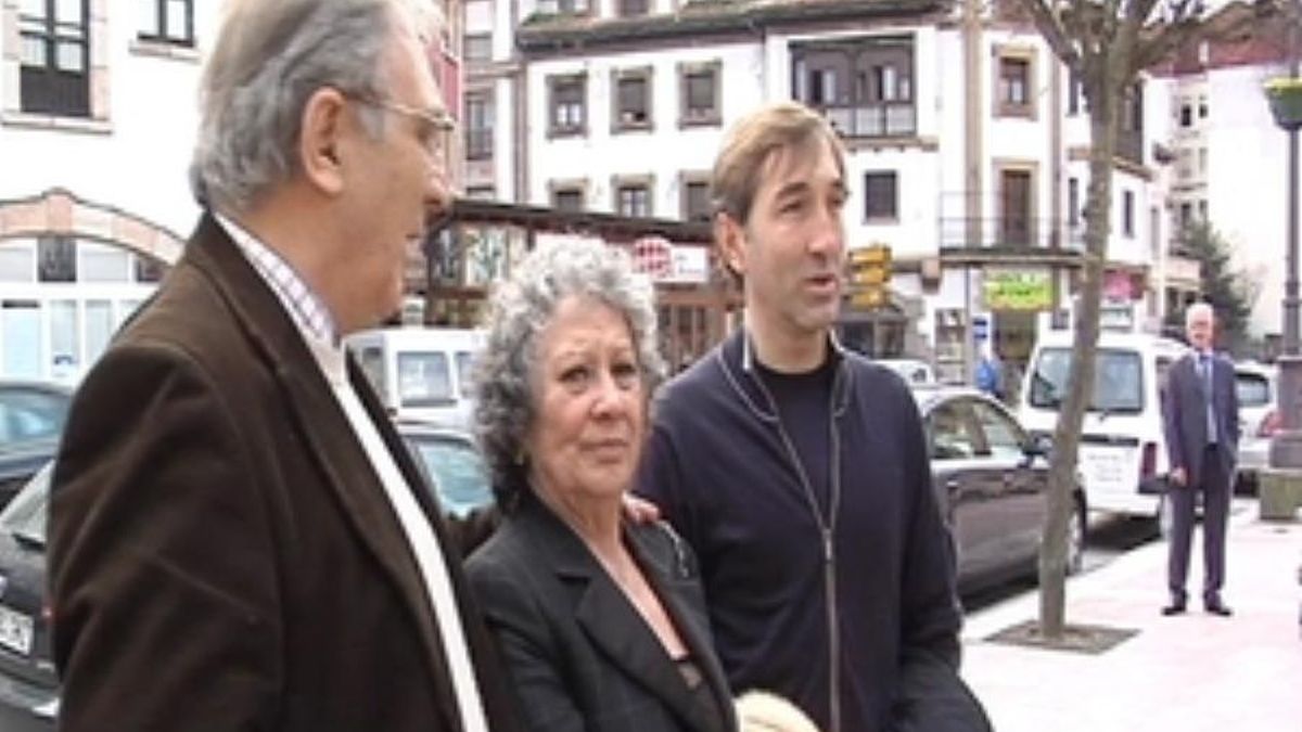 Belén del Valle, en una imagen de archivo, tras ser nombrada hija predilecta de Cangas de Onís, junto a Jesús Bernal Valls (izquierda) y Ángel Bernal del Castillo.