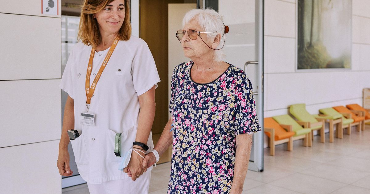 “Me había olvidado de quién era”: la iniciativa que ayuda a miles de mayores a reencontrarse consigo mismos